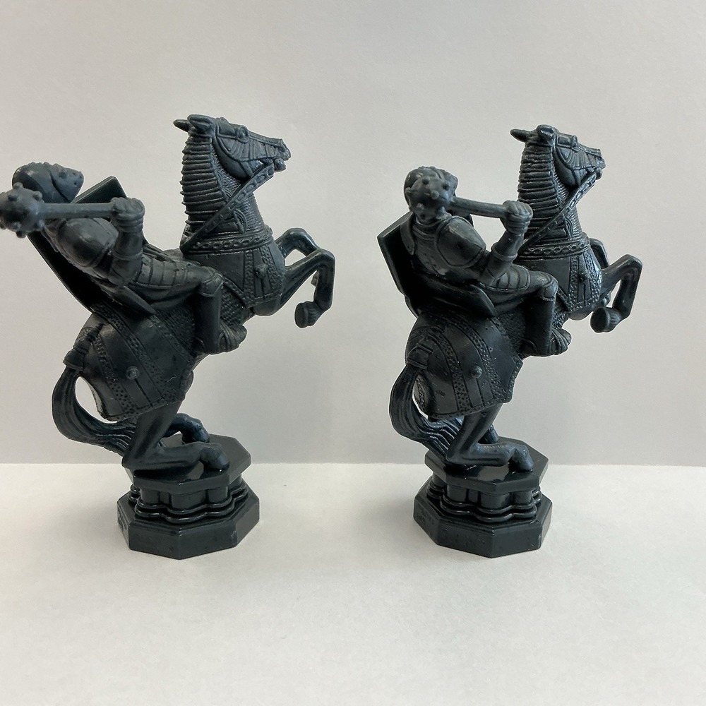 2002 Harry Potter Wizard Chess Set Replacement 2 Black Knights Plastic Pieces - Picture 2 of 4